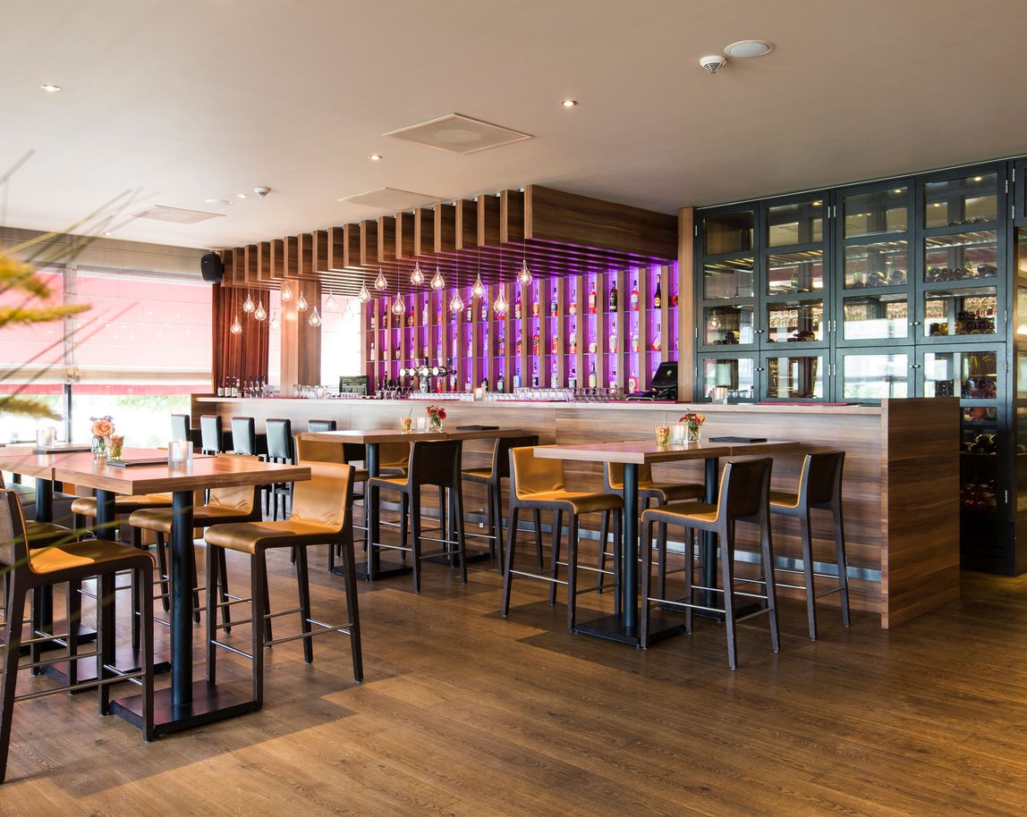 EH---HOLIDAY-INN-EINDHOVEN---BAR---1.jpg