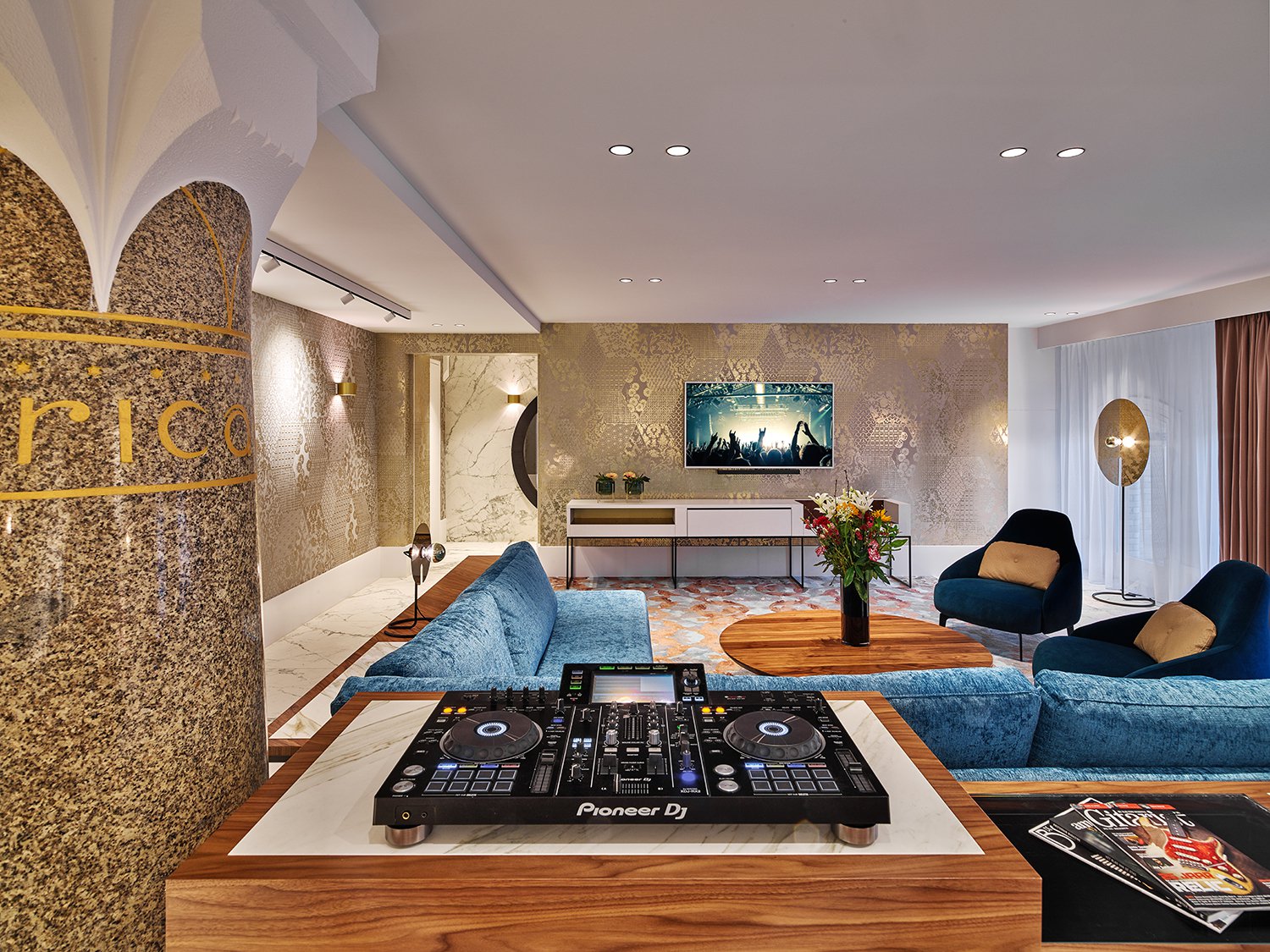 HARD ROCK HOTEL AMSTERDAM_ROCK STAR SUITE_005_WEB.jpg