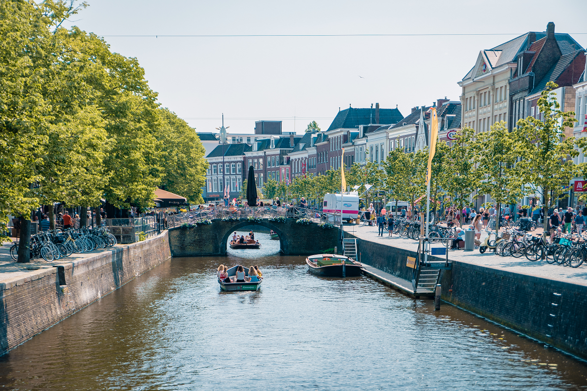 Oranje-hotel-leeuwarden-gracht-water-praam varen-image-1.png